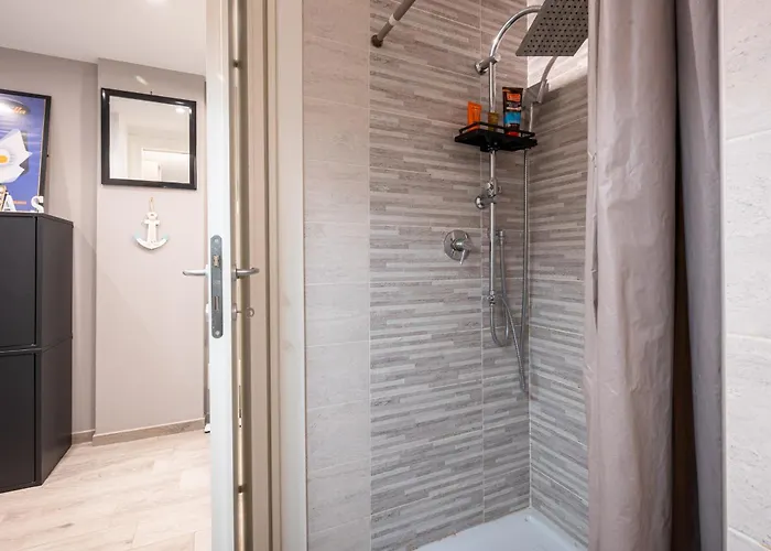 Guesthost - Elegant And Sweet